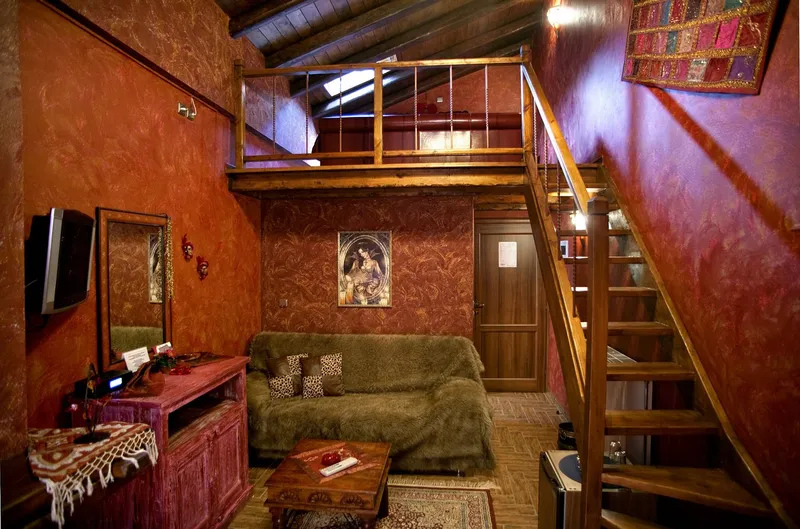 Attic with Fireplace Pothos - Photo 3